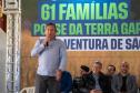 Foto de autoridades em evento de entrega dos títulos de regularização