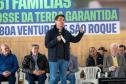 Foto de autoridades em evento de entrega dos títulos de regularização