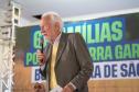 Foto de autoridades em evento de entrega dos títulos de regularização