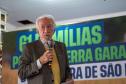 Foto de autoridades em evento de entrega dos títulos de regularização