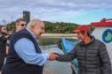 Foto de visita de autoridades a obras da Ilha do Mel