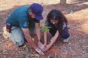 Foto de ação de plantio de mudas do IAT
