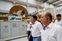 Foto de autoridades em visita à planta de energia