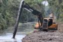 Estado começa a limpar e desassorear 45 quilômetros de canais no Litoral do Paraná