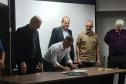Foto de assinatura de contrato do CETRAS
