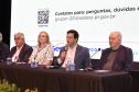 Foto de autoridades em apresentação