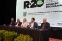 Foto de autoridades em apresentação