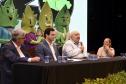 Foto de autoridades em apresentação