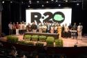 Foto de autoridades em apresentação