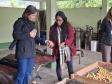 Foto de estudantes conhecendo viveiro do IAT