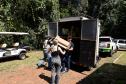 Foto de agentes em resgate de fauna