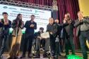 Foto de apresentação com projeto com autoridades