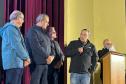 Foto de apresentação com projeto com autoridades