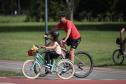Foto de família passeando de bicicleta