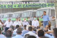 O governador Carlos Massa Ratinho Junior entregou nesta terça-feira (21), em cerimônia na Academia Policial Militar do Guatupê, em São José dos Pinhais, mais 41 caminhões-pipa para 40 diferentes municípios do Estado.