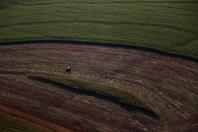 Estado e Faep divulgam cartilha para ajudar produtores rurais com questões ambientais.