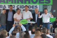 Governador entrega 165 caminhões para reforçar ações ambientais em 132 municípios