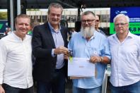 Governador entrega 165 caminhões para reforçar ações ambientais em 132 municípios