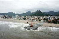 Veranistas devem evitar trechos de obras no litoral, para evitar acidentes