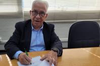 Otamir Cesar Martins, diretor-presidente da Adapar, assinando a portaria sobre a influenza aviária -