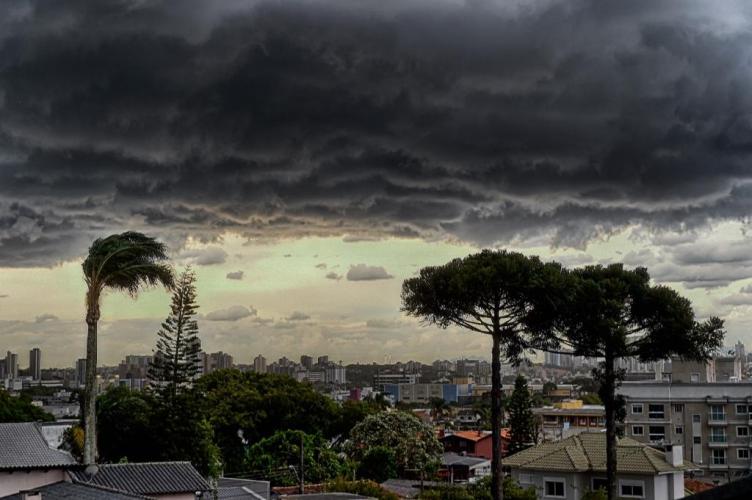 Simepar alerta para ventos fortes nesta quinta e sexta
