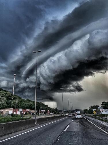 Simepar alerta para ventos fortes nesta quinta e sexta