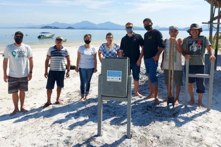 Em ações ambientais promovidas pelo Instituto Água e Terra (IAT) e a ONG Eco Local Brasil, resíduos sólidos retirados de áreas pouco habitadas na Ilha do Mel, no Litoral do Estado, foram transformados em lixeiras, evitando o descarte de materiais que iriam para aterros sanitários. Duas lixeiras foram instaladas nas bases do IAT e outras cinco na comunidade da Ponta Oeste. - Foto: Sedest/IAT