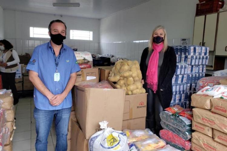 Mais de 800 kg de arroz e feijão foram arrecadados nesta quinta-feira (24), em troca de mudas de jabuticaba no sistema drive-thru no município de Pitanga, na região Central do Estado. A ação foi planejada pelo Escritório Regional do Instituto Água e Terra (IAT) e contou com apoio da prefeitura municipal. - Foto: IAT