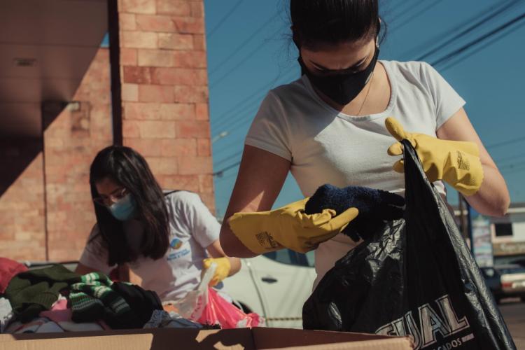 Famílias carentes de Guarapuava receberam, nesta quinta-feira (15), a doação de cobertores, calçados e peças de roupas arrecadados na ação solidária realizada pelo Escritório Regional do Instituto Água e Terra (IAT), que distribuiu 1.500 mudas de árvores frutíferas nativas em troca das doações. - curitiba, 15/07/2021 - Foto: SEDEST/IAT