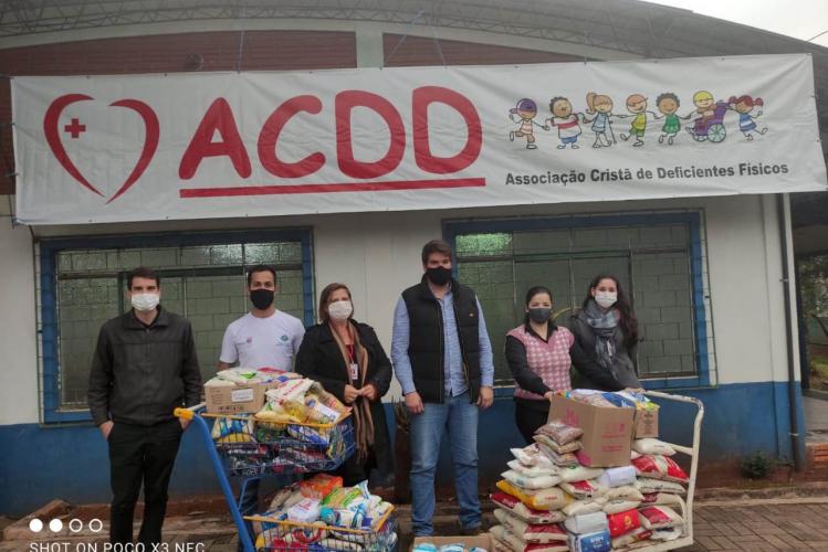 Os donativos arrecadados pela ação solidária do Escritório Regional do Instituto Água e Terra (IAT) em Foz do Iguaçu foram distribuídas nesta quinta-feira (12). A ação faz parte do Programa Paraná Mais Verde com doação de mudas nativas em troca de doações para ajudar famílias em situação de vulnerabilidade. - foz do iguaçu, 13/08/2021 - Foto: IAT