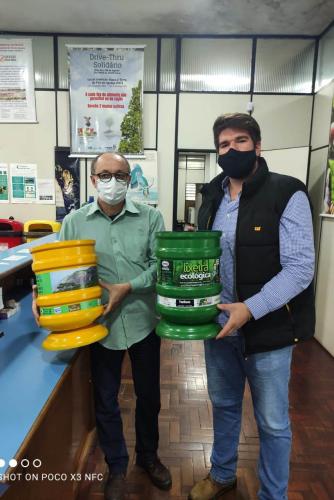 Os donativos arrecadados pela ação solidária do Escritório Regional do Instituto Água e Terra (IAT) em Foz do Iguaçu foram distribuídas nesta quinta-feira (12). A ação faz parte do Programa Paraná Mais Verde com doação de mudas nativas em troca de doações para ajudar famílias em situação de vulnerabilidade. - foz do iguaçu, 13/08/2021 - Foto: IAT