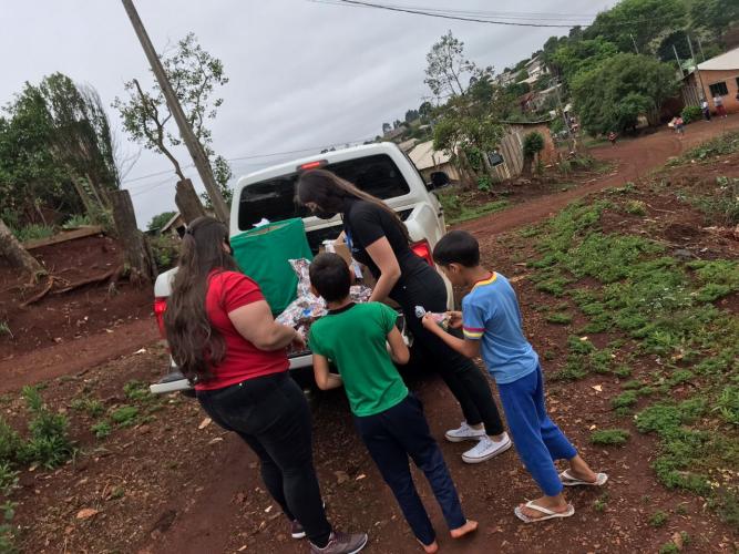 Entrega de brinquedos a crianças do Paraná Piá