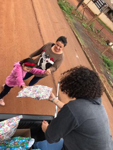 Entrega de brinquedos a crianças do Paraná Piá