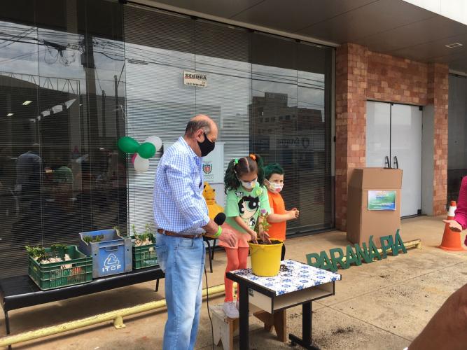 Entrega de brinquedos a crianças do Paraná Piá