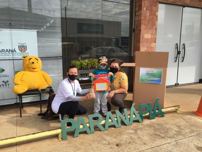 Entrega de brinquedos a crianças do Paraná Piá