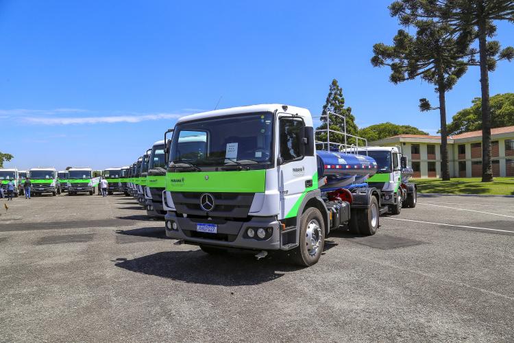 O governador Carlos Massa Ratinho Junior entregou nesta terça-feira (21), em cerimônia na Academia Policial Militar do Guatupê, em São José dos Pinhais, mais 41 caminhões-pipa para 40 diferentes municípios do Estado.