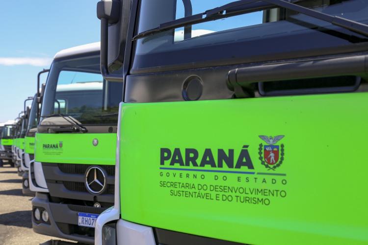 O governador Carlos Massa Ratinho Junior entregou nesta terça-feira (21), em cerimônia na Academia Policial Militar do Guatupê, em São José dos Pinhais, mais 41 caminhões-pipa para 40 diferentes municípios do Estado.