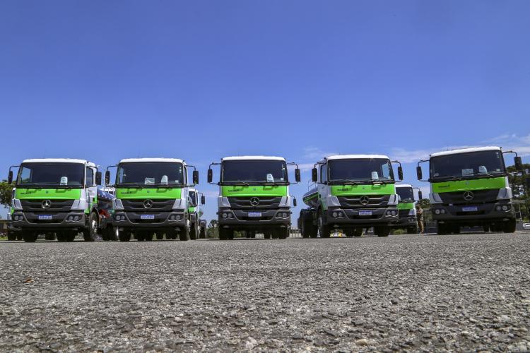 O governador Carlos Massa Ratinho Junior entregou nesta terça-feira (21), em cerimônia na Academia Policial Militar do Guatupê, em São José dos Pinhais, mais 41 caminhões-pipa para 40 diferentes municípios do Estado.