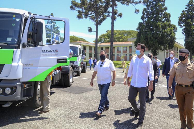 O governador Carlos Massa Ratinho Junior entregou nesta terça-feira (21), em cerimônia na Academia Policial Militar do Guatupê, em São José dos Pinhais, mais 41 caminhões-pipa para 40 diferentes municípios do Estado.