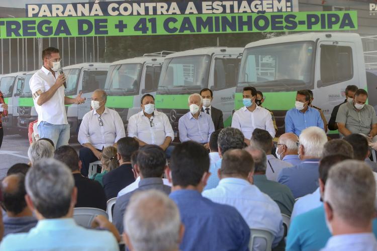O governador Carlos Massa Ratinho Junior entregou nesta terça-feira (21), em cerimônia na Academia Policial Militar do Guatupê, em São José dos Pinhais, mais 41 caminhões-pipa para 40 diferentes municípios do Estado.