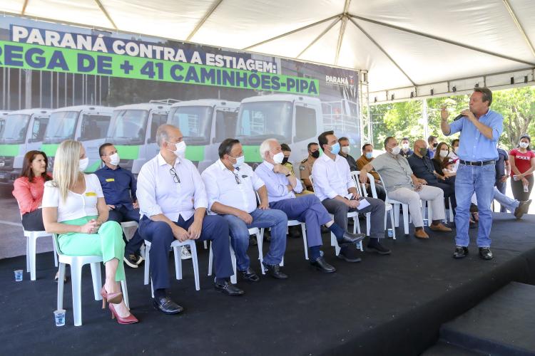 O governador Carlos Massa Ratinho Junior entregou nesta terça-feira (21), em cerimônia na Academia Policial Militar do Guatupê, em São José dos Pinhais, mais 41 caminhões-pipa para 40 diferentes municípios do Estado.