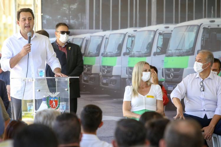 O governador Carlos Massa Ratinho Junior entregou nesta terça-feira (21), em cerimônia na Academia Policial Militar do Guatupê, em São José dos Pinhais, mais 41 caminhões-pipa para 40 diferentes municípios do Estado.