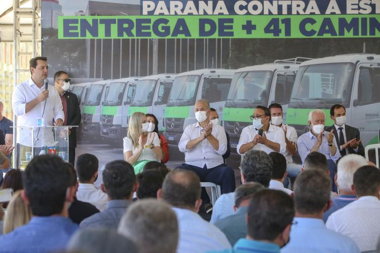 O governador Carlos Massa Ratinho Junior entregou nesta terça-feira (21), em cerimônia na Academia Policial Militar do Guatupê, em São José dos Pinhais, mais 41 caminhões-pipa para 40 diferentes municípios do Estado.