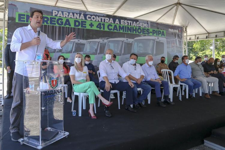 O governador Carlos Massa Ratinho Junior entregou nesta terça-feira (21), em cerimônia na Academia Policial Militar do Guatupê, em São José dos Pinhais, mais 41 caminhões-pipa para 40 diferentes municípios do Estado.