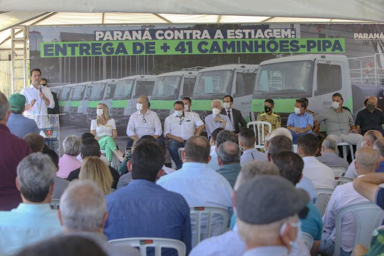 O governador Carlos Massa Ratinho Junior entregou nesta terça-feira (21), em cerimônia na Academia Policial Militar do Guatupê, em São José dos Pinhais, mais 41 caminhões-pipa para 40 diferentes municípios do Estado.