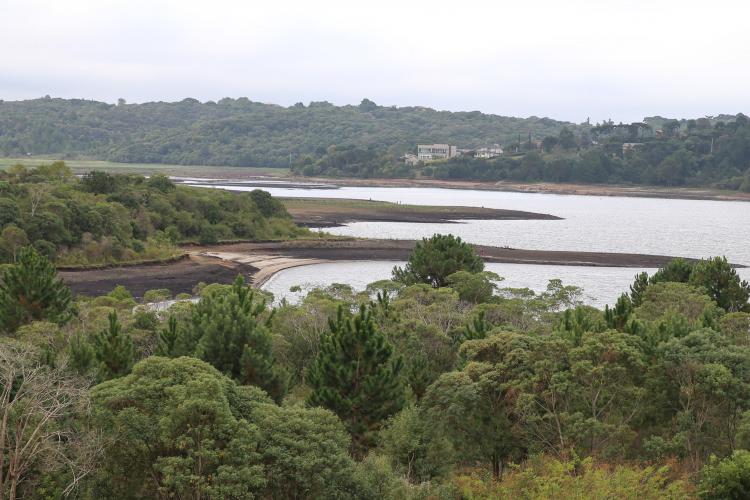 Barragem do Iraí - Construída entre os Municípios de Pinhais e Piraquara, Paraná, a barragem do Rio Iraí destina-se ao abastecimento de água da região metropolitana de Curitiba. 07/04/2020