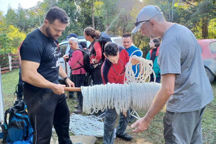 Manutenção das trilhas do Pico Paraná marcam início das atividades educativas da Semana do Meio Ambiente no Estado
