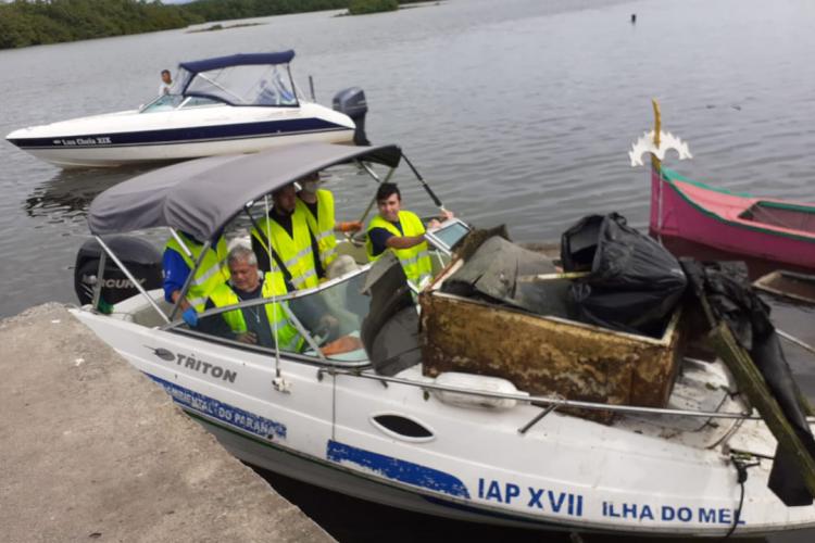 Toneladas de resíduos são retirados de manguezais no Litoral do Paraná