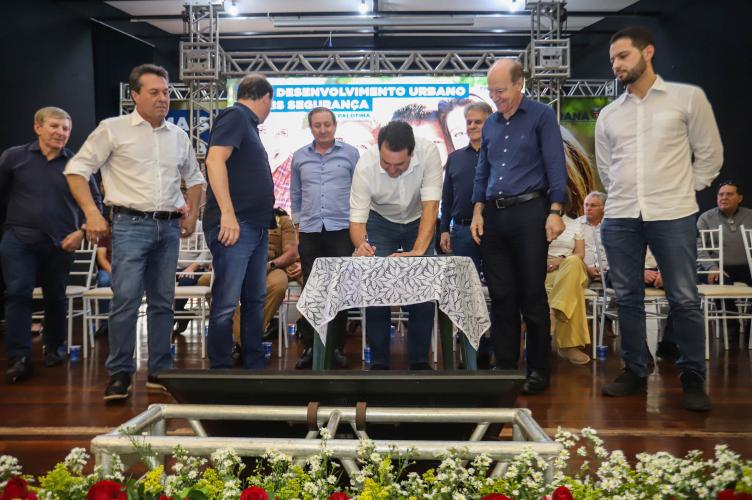 Governador entrega licença de construção para unidade de suínos da C.Vale, em Palotina
