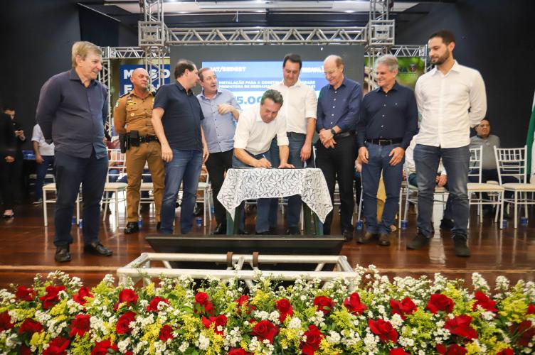 Governador entrega licença de construção para unidade de suínos da C.Vale, em Palotina